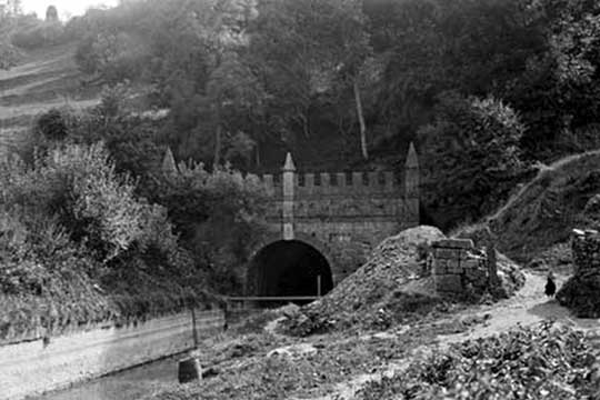 Daneway Portal 1904. Note stop planks fitted in front of tunnel, and low water