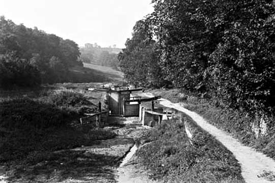 1904 view towards Siccaridge Middle Lock - with barely a drop of water in sight!
