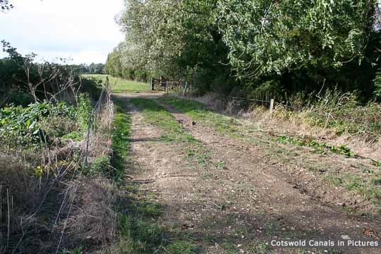 Farm track crosses anal near Dudgrove Lock