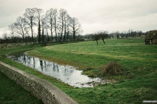 Canal south of A419 looking towards Latton Junction